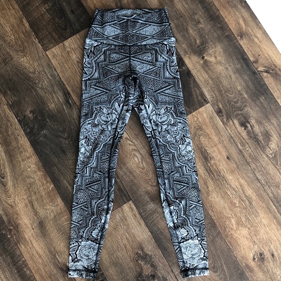 Excellent condition lulu lemon leggings! - Picture 3 of 8